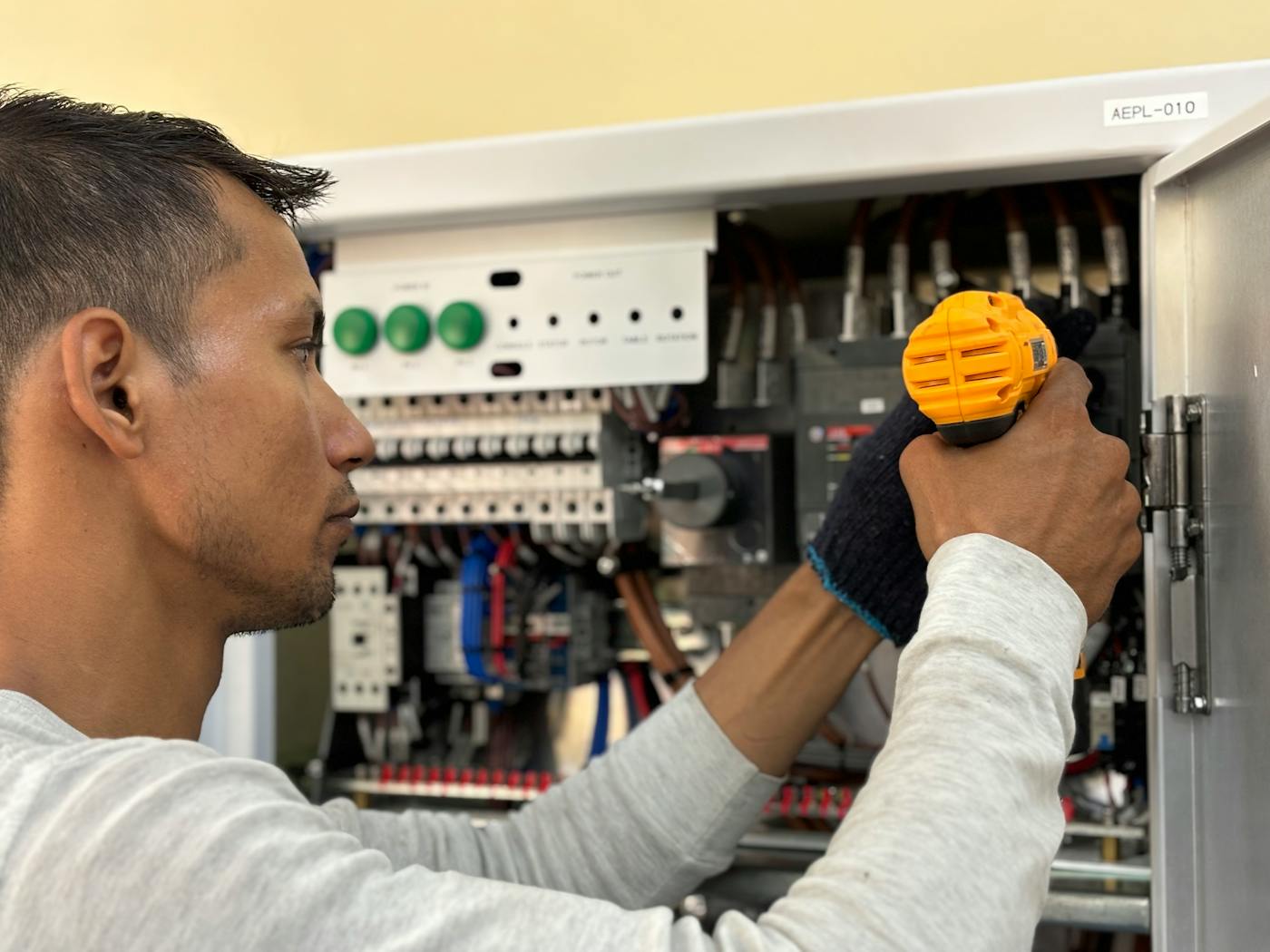 Elektrik panosu üzerinde çalışan teknisyen